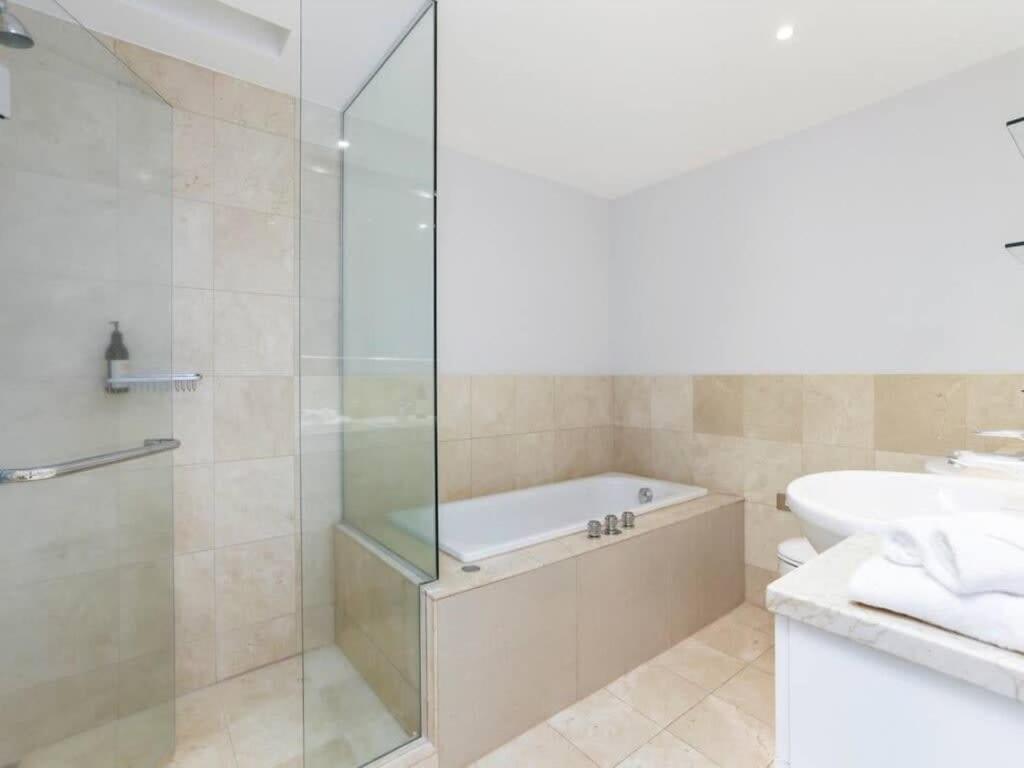 Bright One Bedroom Beauty With Balcony And Unbeatable Views Auckland Exteriér fotografie